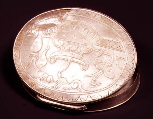 おそらくマザーオブパールがはめ込まれた嗅ぎタバコの箱c 1750-60（シルバーとマザーオブパール） 作： オランダ語学校