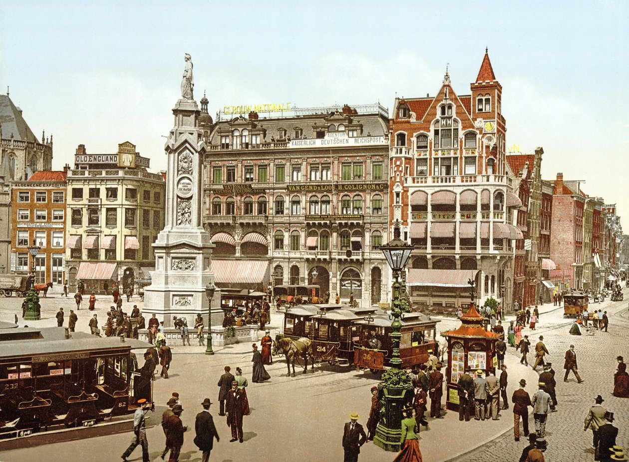 アムステルダムのダム広場の眺め（1890〜1900年） 作： オランダの写真家