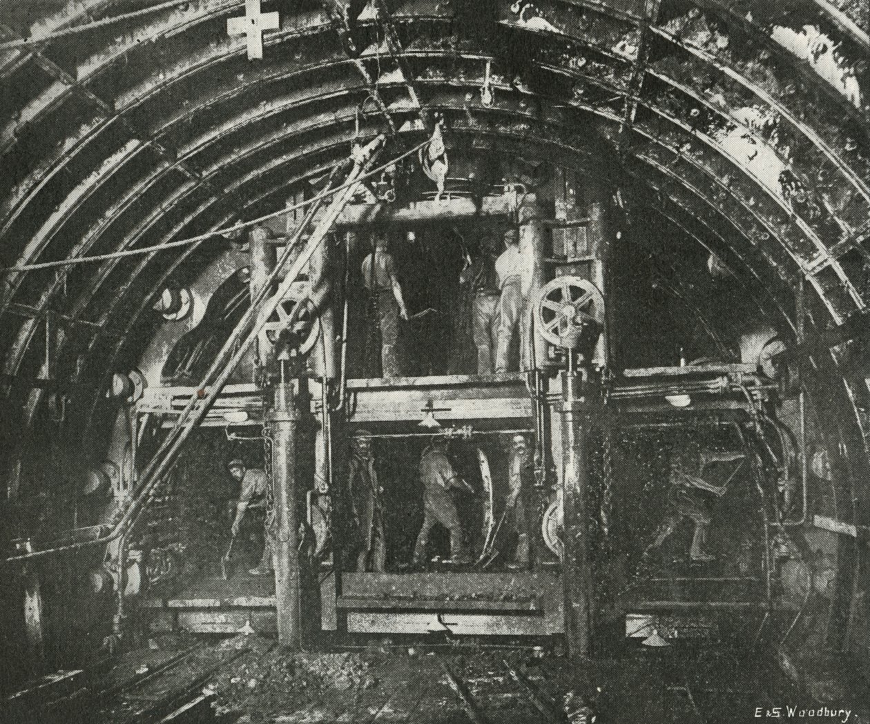 ウォータールーと都市鉄道のためのトンネルの運転、c1897 作： E.とS.ウッドベリー