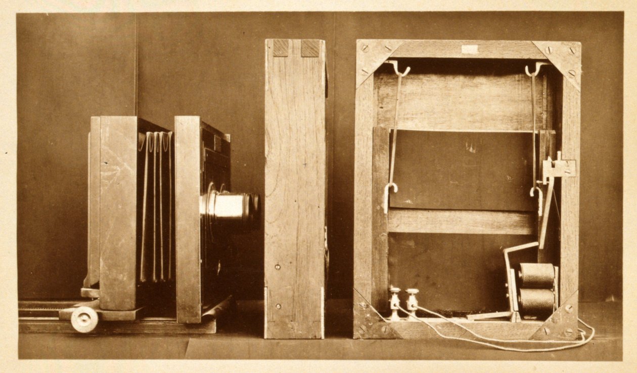 Eadweard Muybridgeが「Animal Locomotion」シリーズを撮影するために使用したカメラとエレクトロシャッターの背面、c.1881 作： エドワード・マイブリッジ