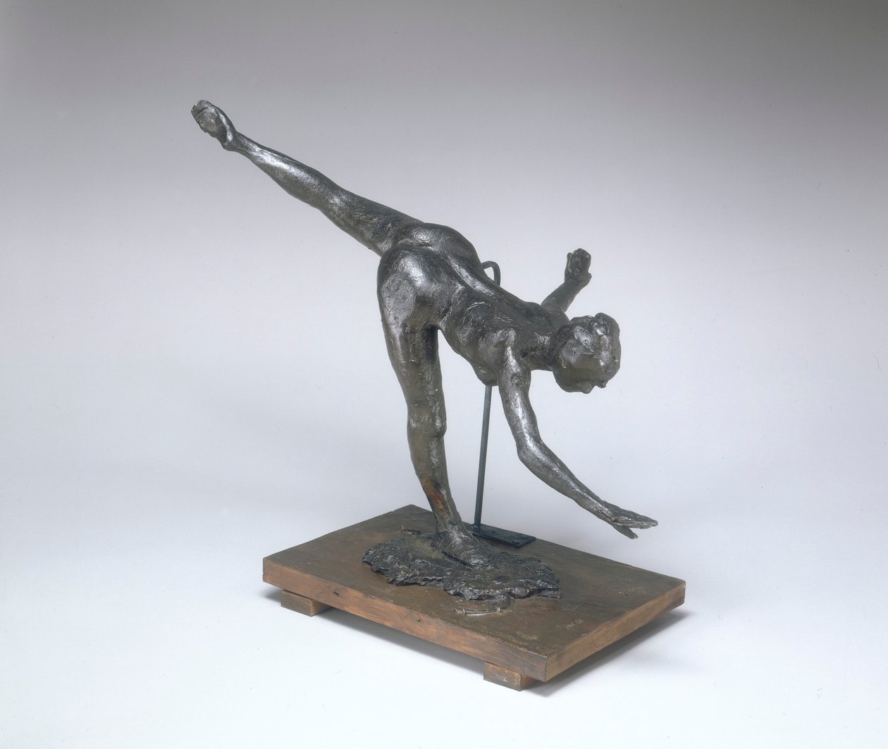 グランデアラベスク、3回目（最初のアラベスクペンチ）c.1885-1890（緑がかった茶色と黒いプラスチリン） 作： エドガー・ドガ