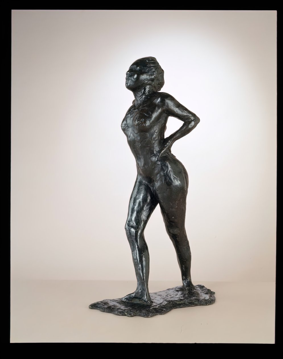 安静時のダンサー、腰に手を当て、右脚を前に出し、c. 1881-1890キャスト1919-1925。 作： エドガー・ドガ