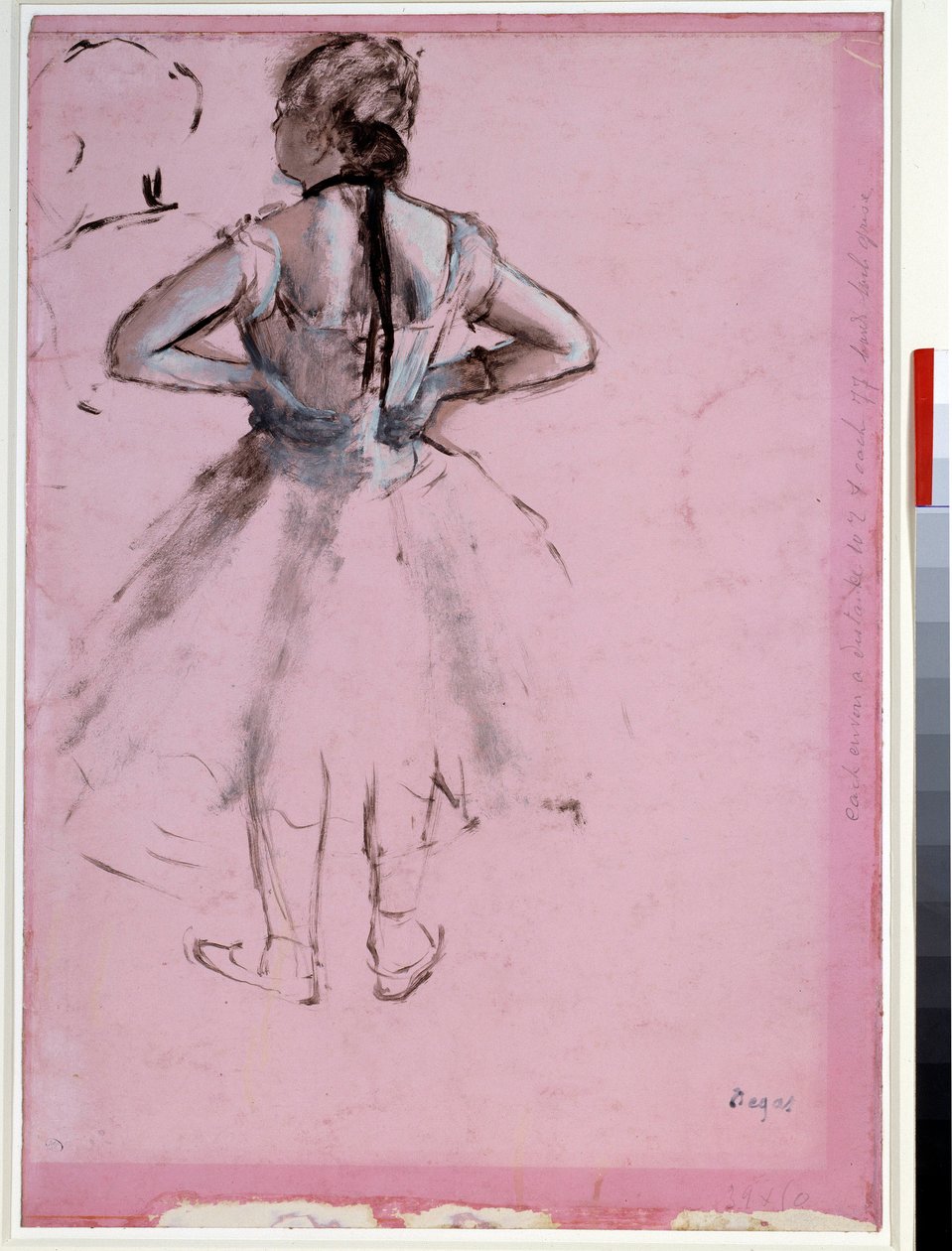 後ろから見た踊り子、腰に手を当てている ピンクの紙に描かれたエッセンス エドガー・ドガ（1834-1917）作 1873年 Dim.0.39 x 0.27 cm パリ、ルーヴル美術館 作： エドガー・ドガ