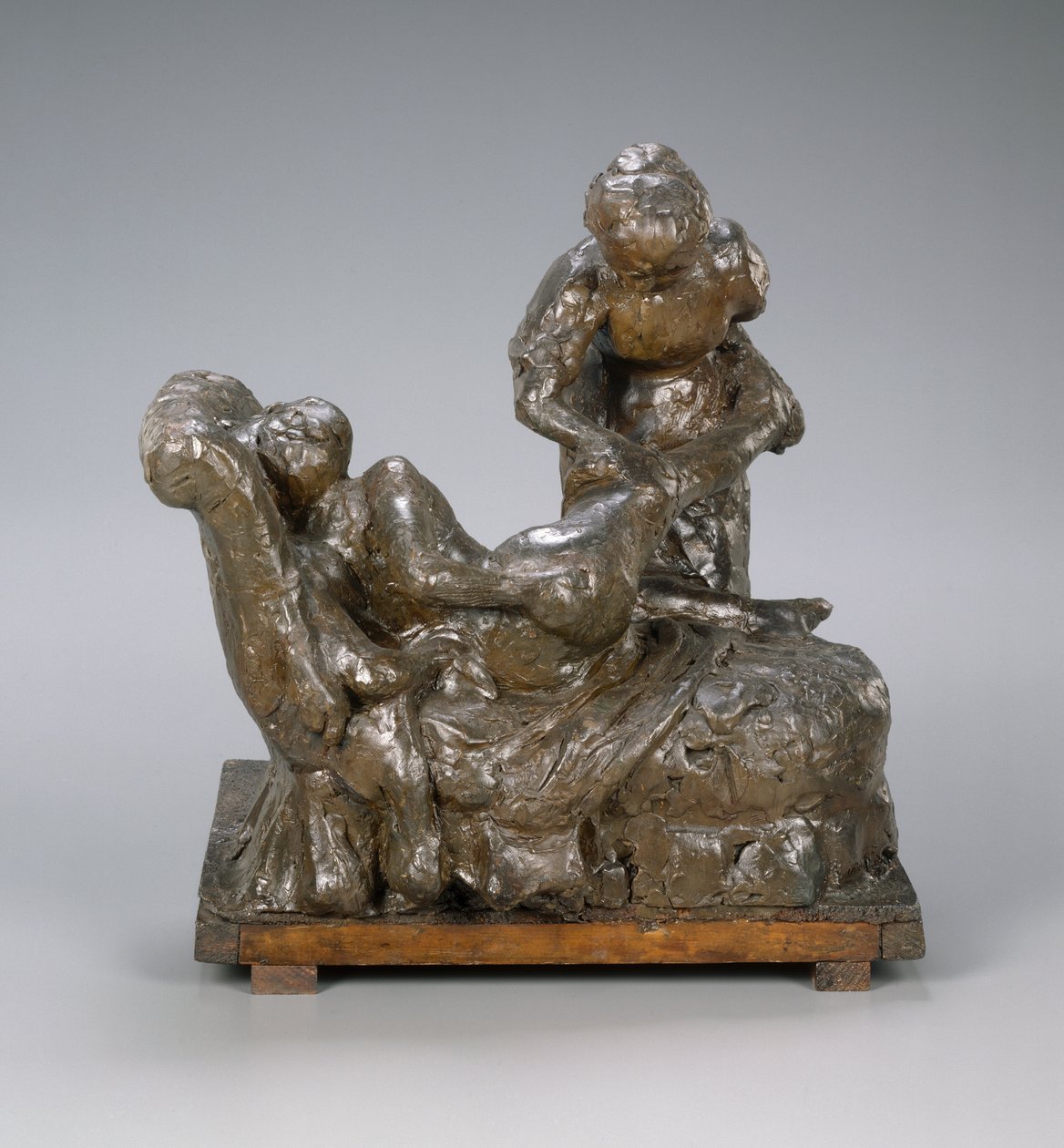 マッサージ師、グループ、c.1895（プラスチリン、金属アーマチュア、木、コルク、木製ベース） 作： エドガー・ドガ