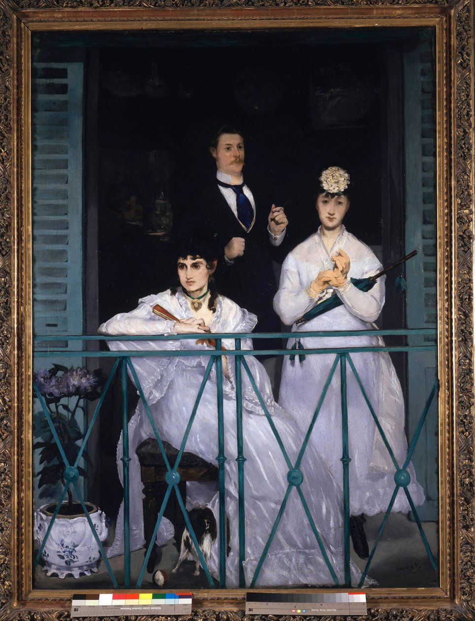 バルコニー 扇子と傘を持った2人の若い女性とネクタイを締めた男性