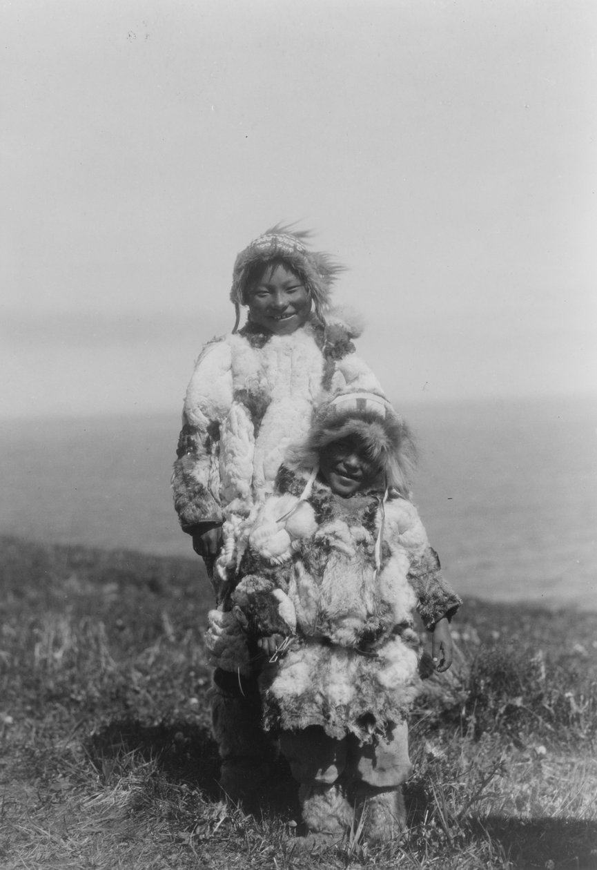 A young child and an older Eskimo wearing duck skin parkas, Nunivak Island, Alaska, c.1929 (b/w photo)   1457061   ja       japanese Successfully Translated  Original: Budds Green, Kent Translat: Budds Green, Kent 1434778 ja japanese Successfully Translate 作： エドワード保安官カーティス