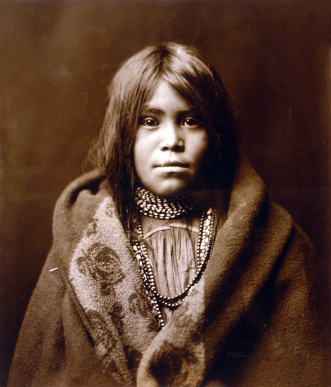 アパッチ族の少女、c. 1903年、写真エドワード・S・カーティス 作： エドワード保安官カーティス