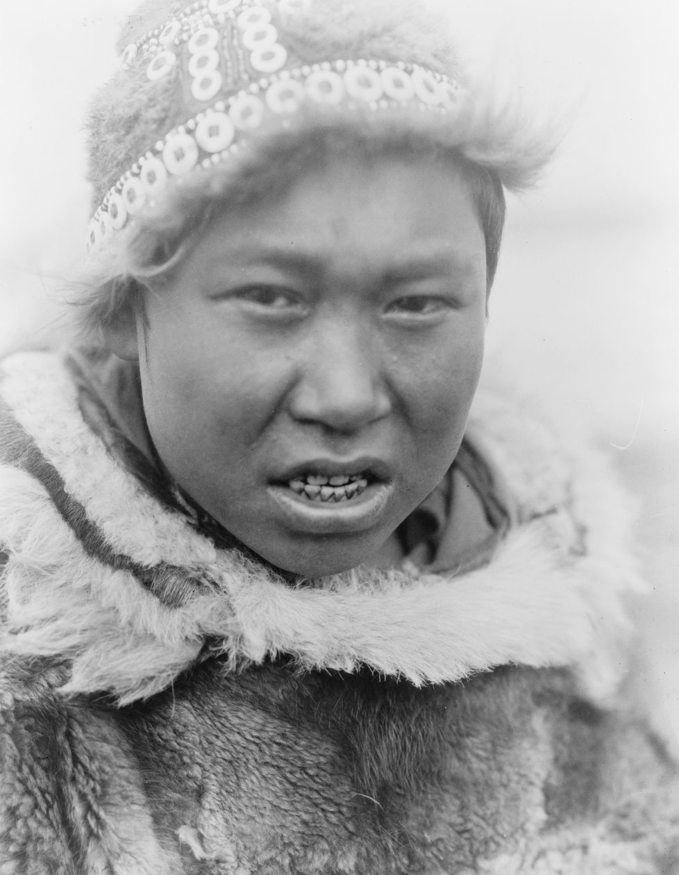 アラスカ州フーパーベイ出身のエスキモーの若者、1929年頃（白黒写真） 作： エドワード保安官カーティス