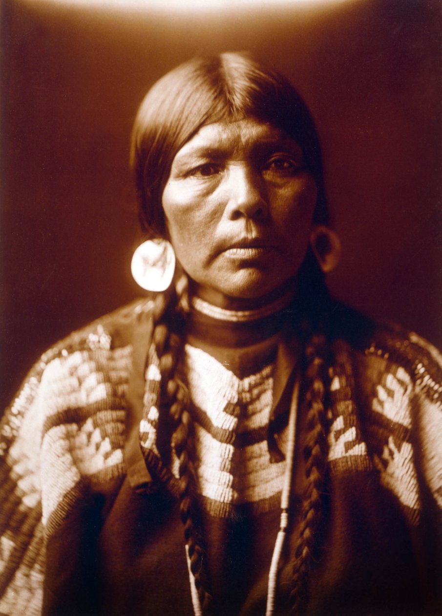 インド人女性 Ow High の妻、c. 1905年、写真エドワード・S・カーティス 作： エドワード保安官カーティス