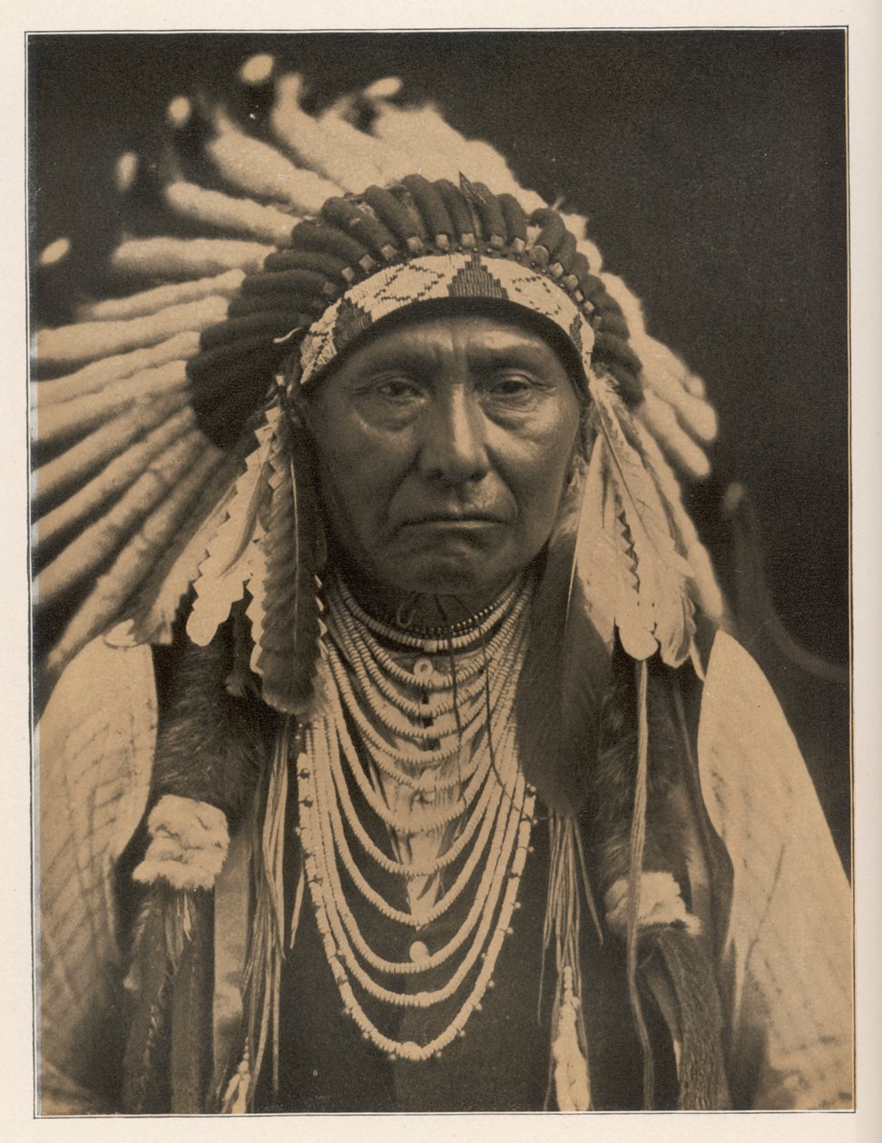 ネズ・パース族のネイティブ・アメリカンの酋長。 日にち： ？ - 1904 年 出典: ES Curtis の写真、Scribner