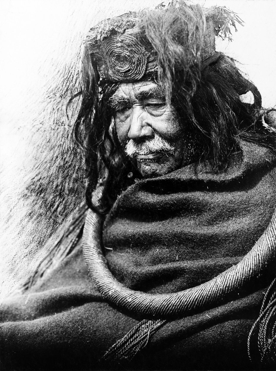 ハマツァ、ナコアクトクc。 1910年 ナコアクトク男性の半身像、左向き、杉の根の儀式用ループを身に着けている. 作： エドワード保安官カーティス