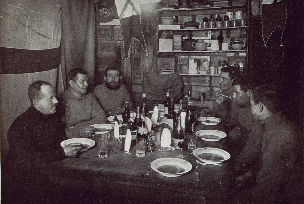 男性、真冬の日の夕食、英国南極遠征、ケープエバンス、1912年6月22日（白黒写真） 作： エドワード・W・ネルソン