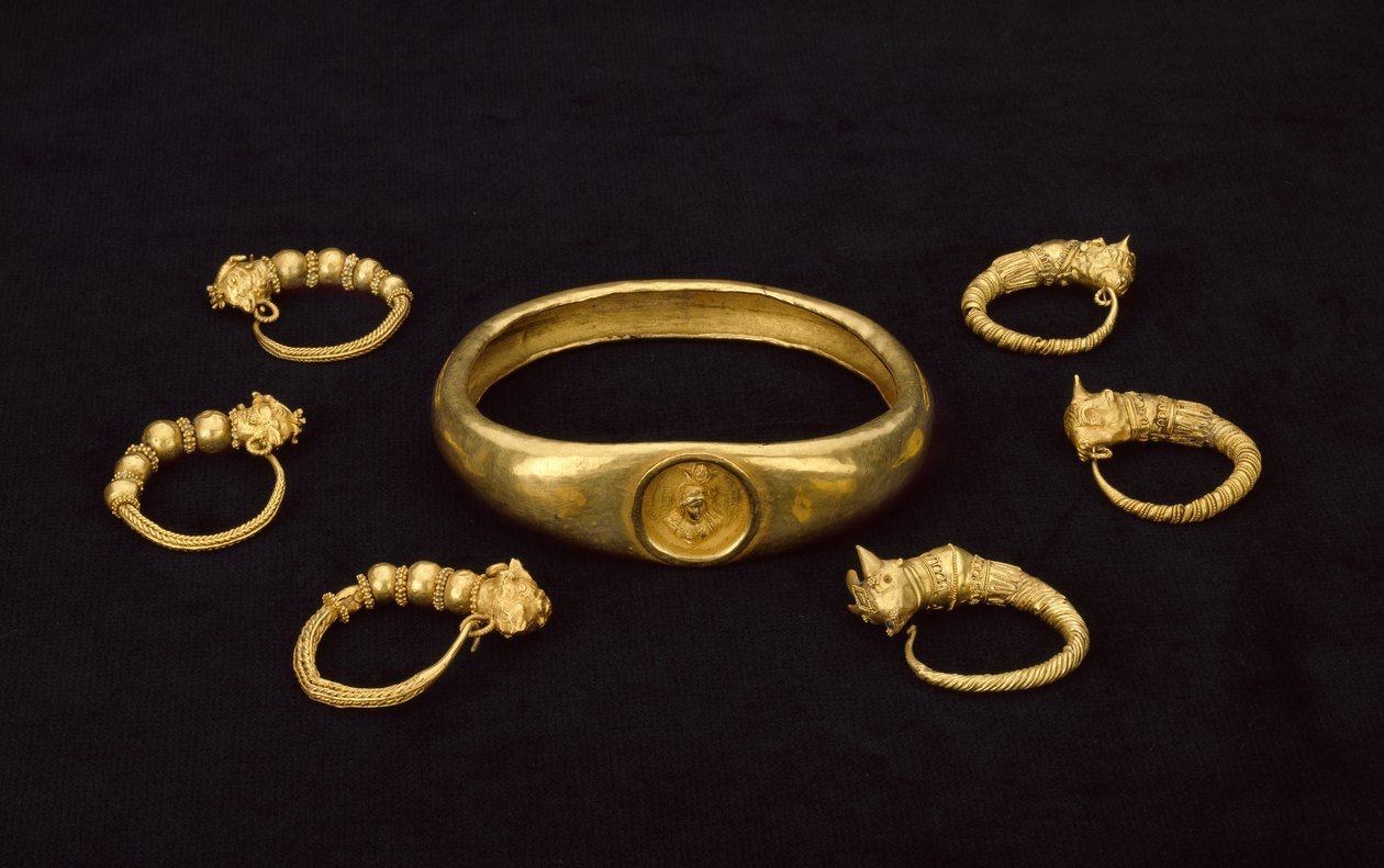 神殿の宝物からメダリオンにイシスの胸像が飾られた金の腕輪、紀元前4〜3世紀（シートゴールド） 作： エジプト人