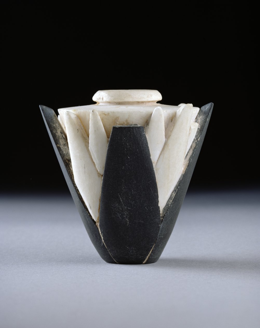 蓮の壺、初期王朝時代（c.2950-c.2575）（トラバーチン、アーギライト、石膏） 作： エジプト人
