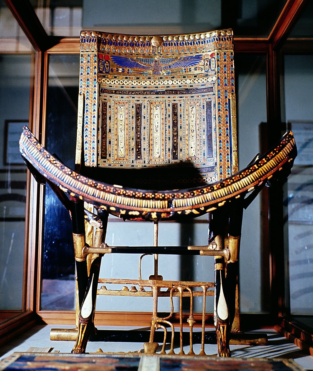 聖職者の椅子、ツタンカーメンの墓（紀元前1370年から52年前）、テベスの王家の谷にある（黒檀の象眼細工）（149419も参照） 作： エジプト第18王朝