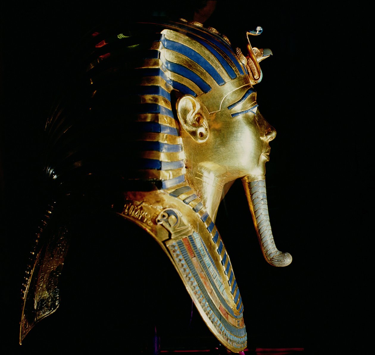 ツタンカーメンの墓からツタンカーメンのゴールドマスク（c.1370-1352 BC）ニューキングダム（ラピスラズリで象眼されたゴールド） 作： エジプト第18王朝