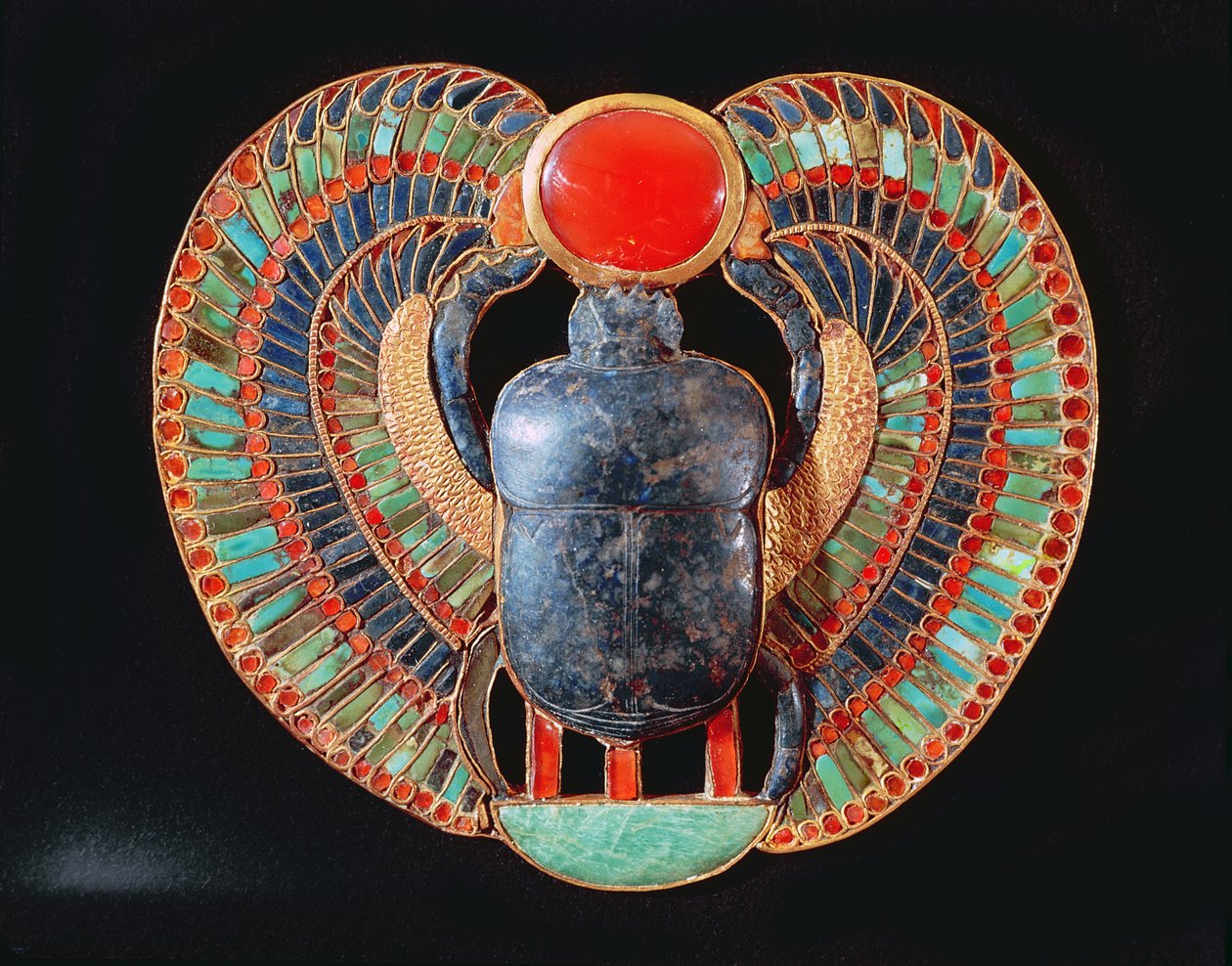 テベスの王家の谷にあるツタンカーメンの墓からのスカラベ胸筋、紀元前1361-52年、新王国（金、ラピスラズリ、琥珀など） 作： エジプト第18王朝