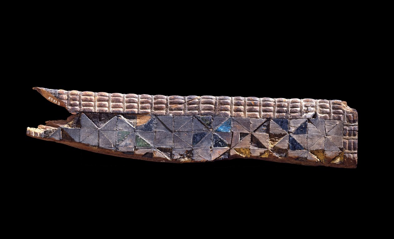 針葉樹で彫られた家具の断片。紀元前2800年頃の針葉樹にファイアンスと石膏で着色された着色された木を嵌め込んだ 作： エジプト第二王朝