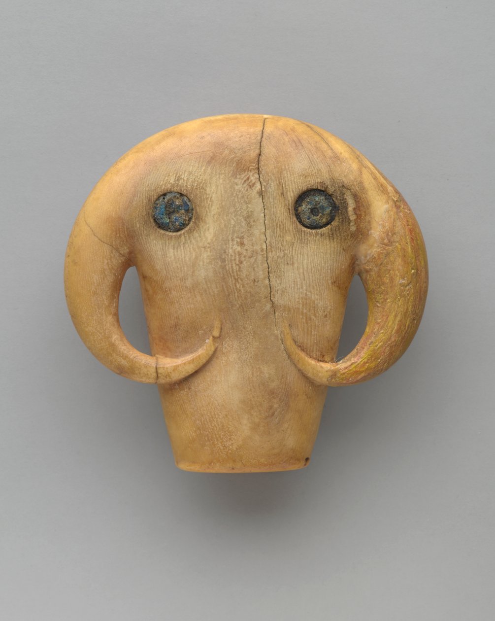 ブルズヘッドの形をしたお守り、紀元前3500〜3100年頃 作： エジプト人