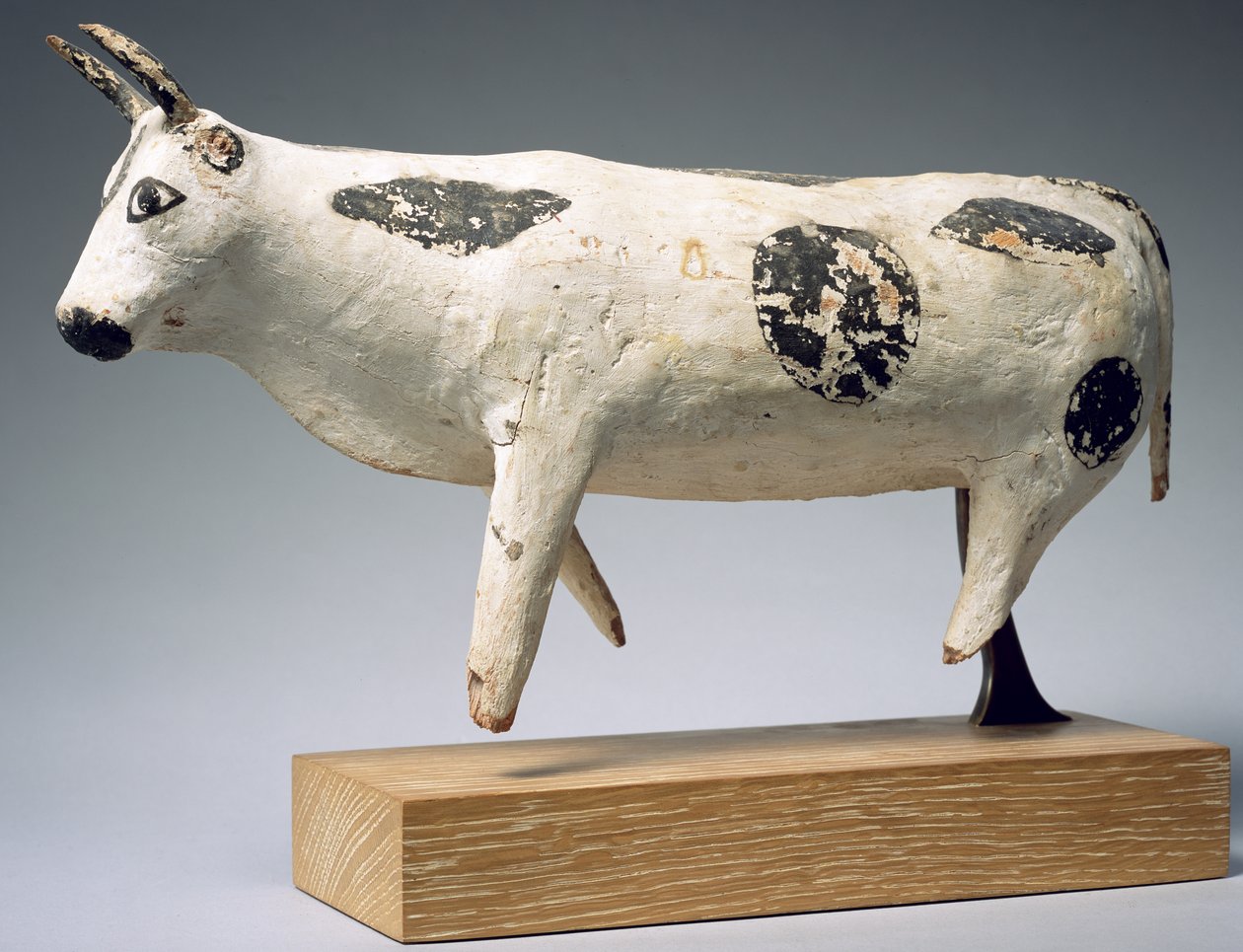牛か牛、中王国（塗装木材） 作： エジプト第11王朝