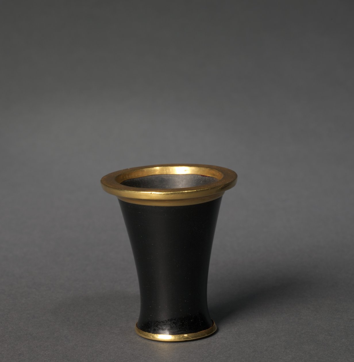 化粧品容器（ビーカー）、紀元前1859～1814年頃（黒曜石・金 作： エジプト第12王朝