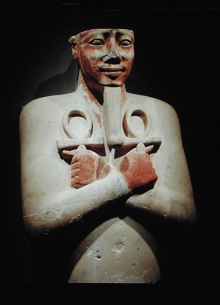 アンソクを両手で持っているセソストリス1世の像（紀元前1918年〜1875年）は、ニューキングダムのカルナック神殿（塗装された石）から彼の胸に渡りました。 作： エジプト第12王朝