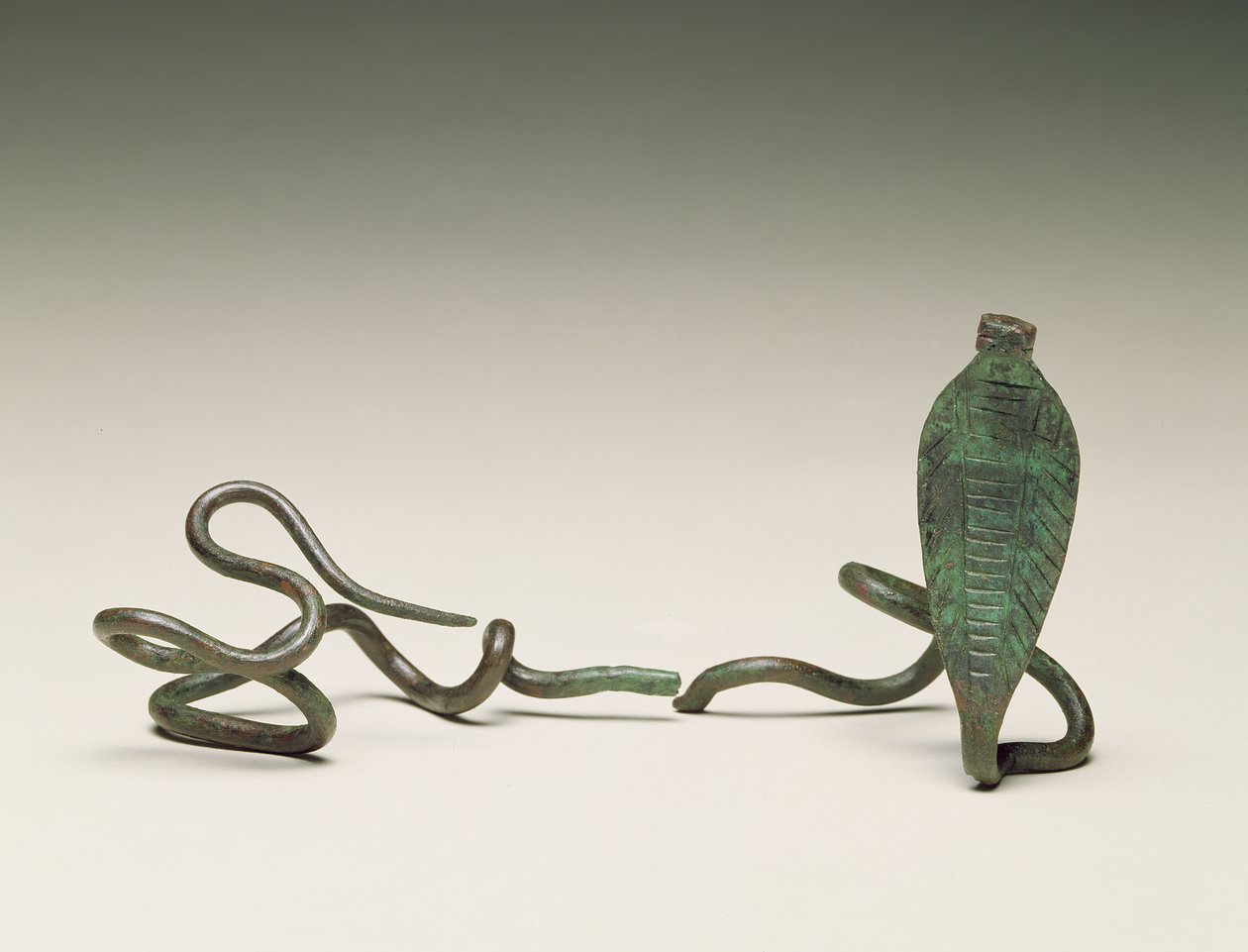 ウラエウスの形の杖、ラムセスムの墓5、テーベ、中王国、紀元前1773-1650年（銅合金） 作： エジプト第13王朝