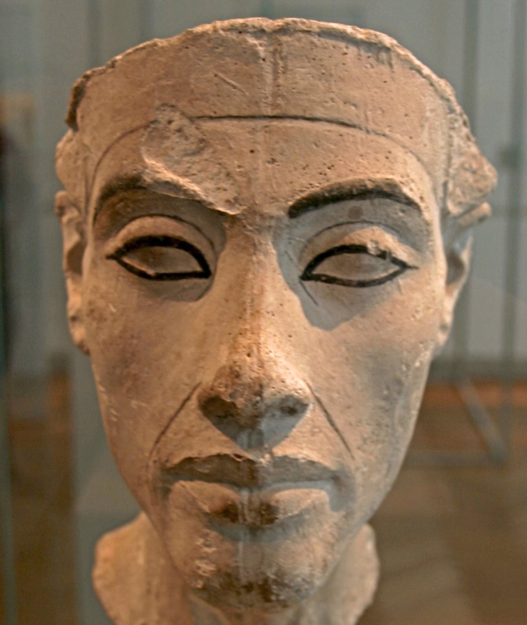 Büste der Nofretete (ca. 1370-1330 v. Chr.) Große königliche Gemahlin des ägyptischen Pharaos Echnaton. Nofretete und ihr Ehemann waren bekannt für eine religiöse Revolution. Sie begannen, nur einen Gott zu verehren, Aten, die Sonnenscheibe. von Egyptian 18th Dynasty