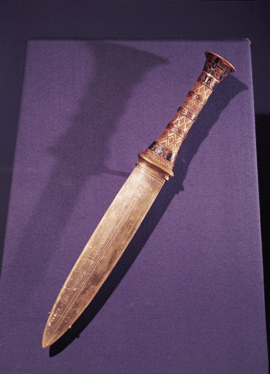 ツタンカーメンの墓からの短剣（紀元前1370〜1352年）英国（半貴石とガラスの金と七宝の作品） 作： エジプト第18王朝