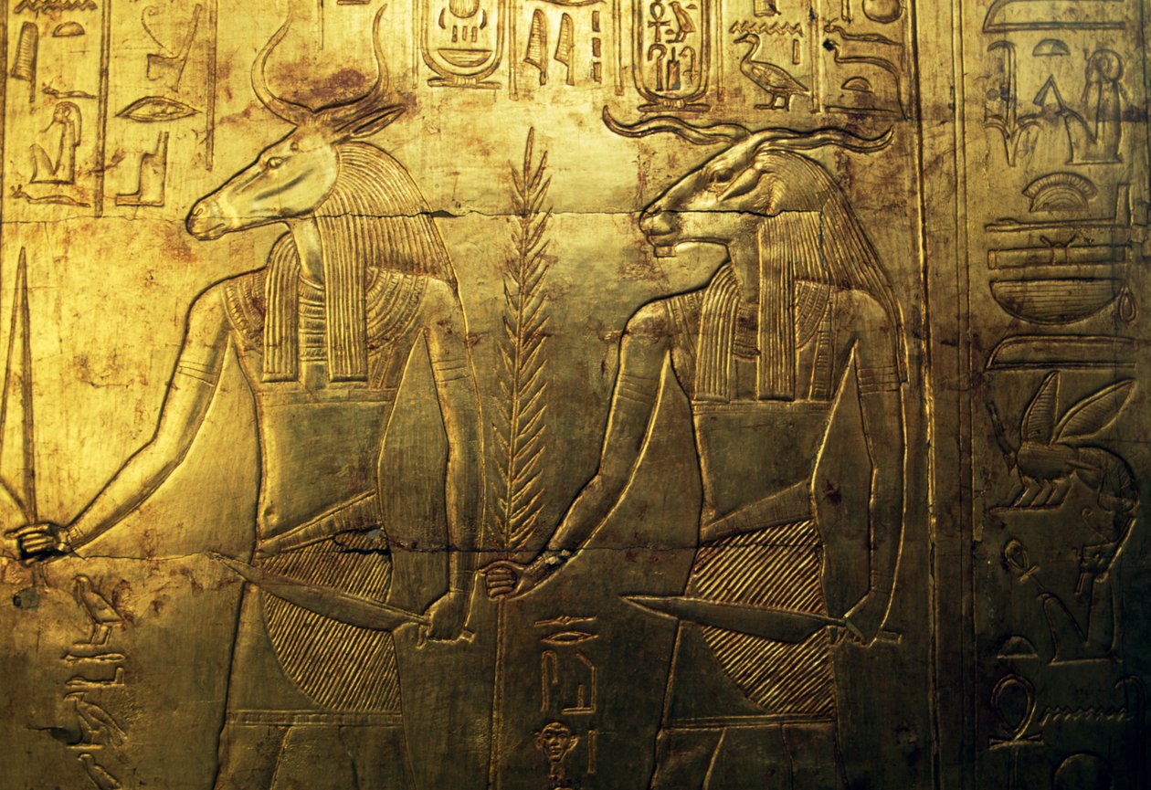 ツタンカーメンの宝物殿、エジプト、エジプト文明、新王国、第18王朝、金で覆われた第3葬祭礼拝堂の背面パネルの神々の彫刻。 作： エジプト第18王朝