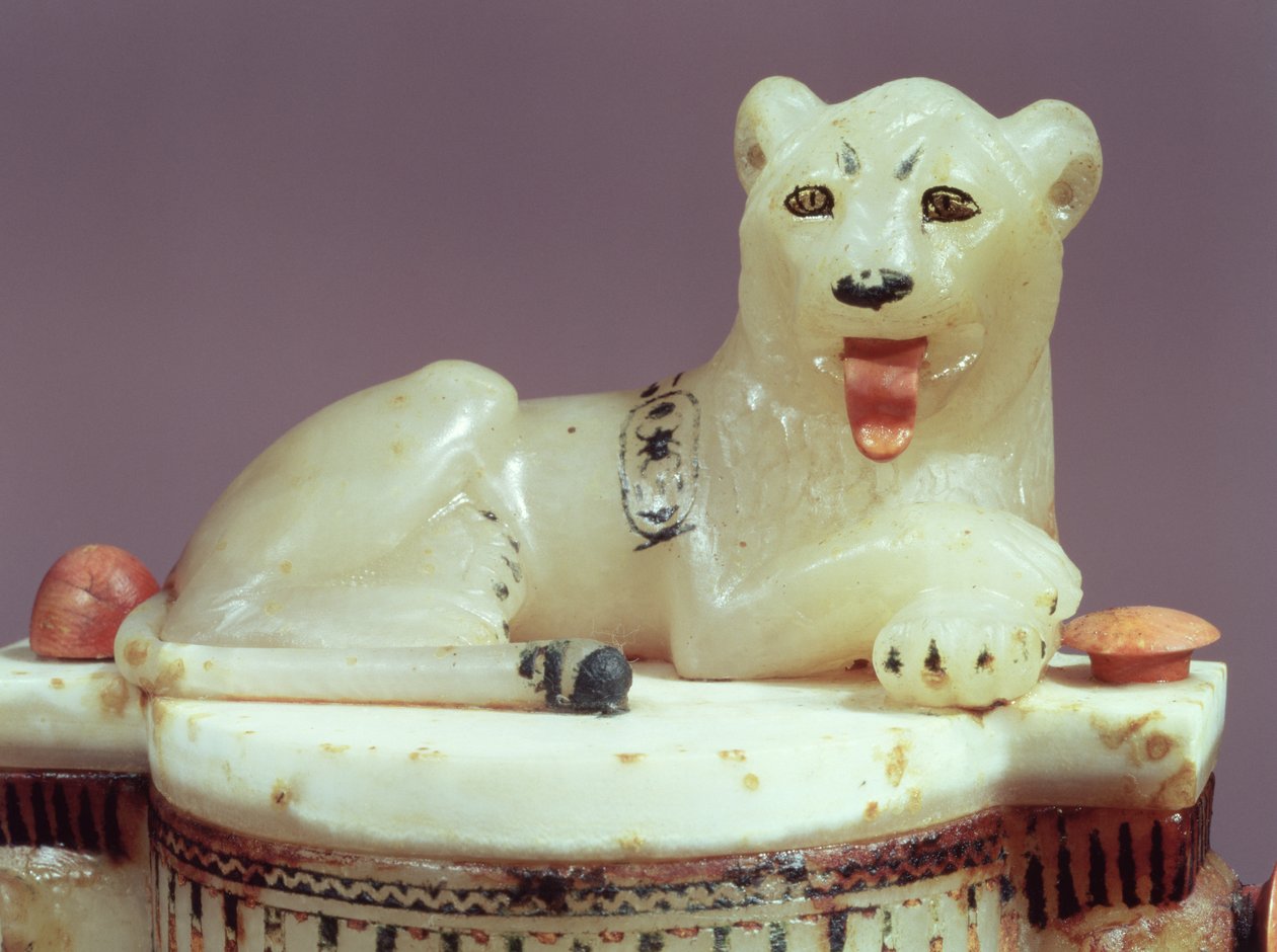ツタンカーメンの墓（紀元前1370～52年頃）から出土したライオンをかたどった王の像が描かれた無香壺の蓋の詳細（アラバスター彩色）（148194も参照 作： エジプト第18王朝