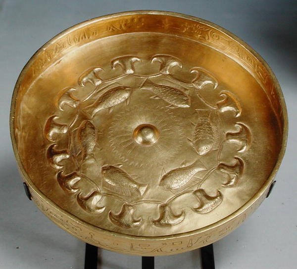 魚と花で飾られた将軍ティティまたはジェフティに属する料理、新王国、c.1479-1425（金） 作： エジプト第18王朝