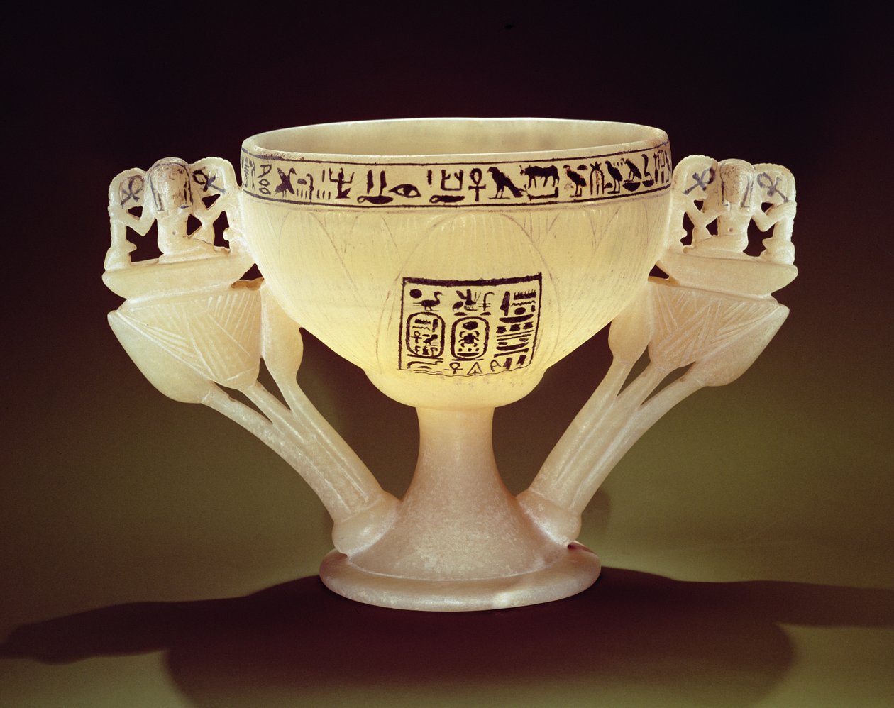 ツタンカーメンの墓の入り口にある、半分開いた蓮の花の形のコップ（紀元前1370〜1352年頃）ニューキングダム（アラバスター）（162302および149480も参照） 作： エジプト第18王朝