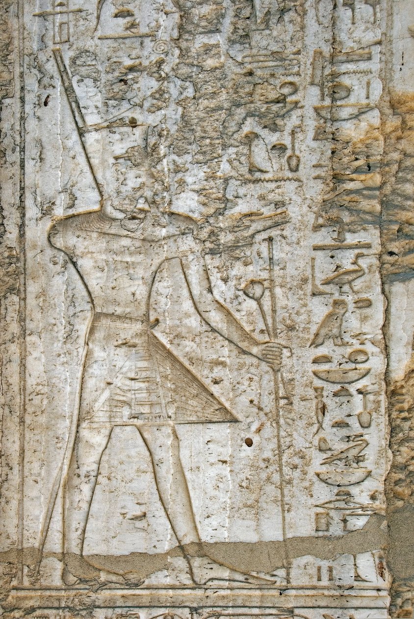 エジプト古代美術：ファラオ・トゥトモシス4世（紀元前1419～1387年）のアルバスター礼拝堂のレリーフの詳細で、権力の象徴を持つ彼を表現している。カルナック神殿 オープンエアミュージアム エジプト 作： エジプト第18王朝