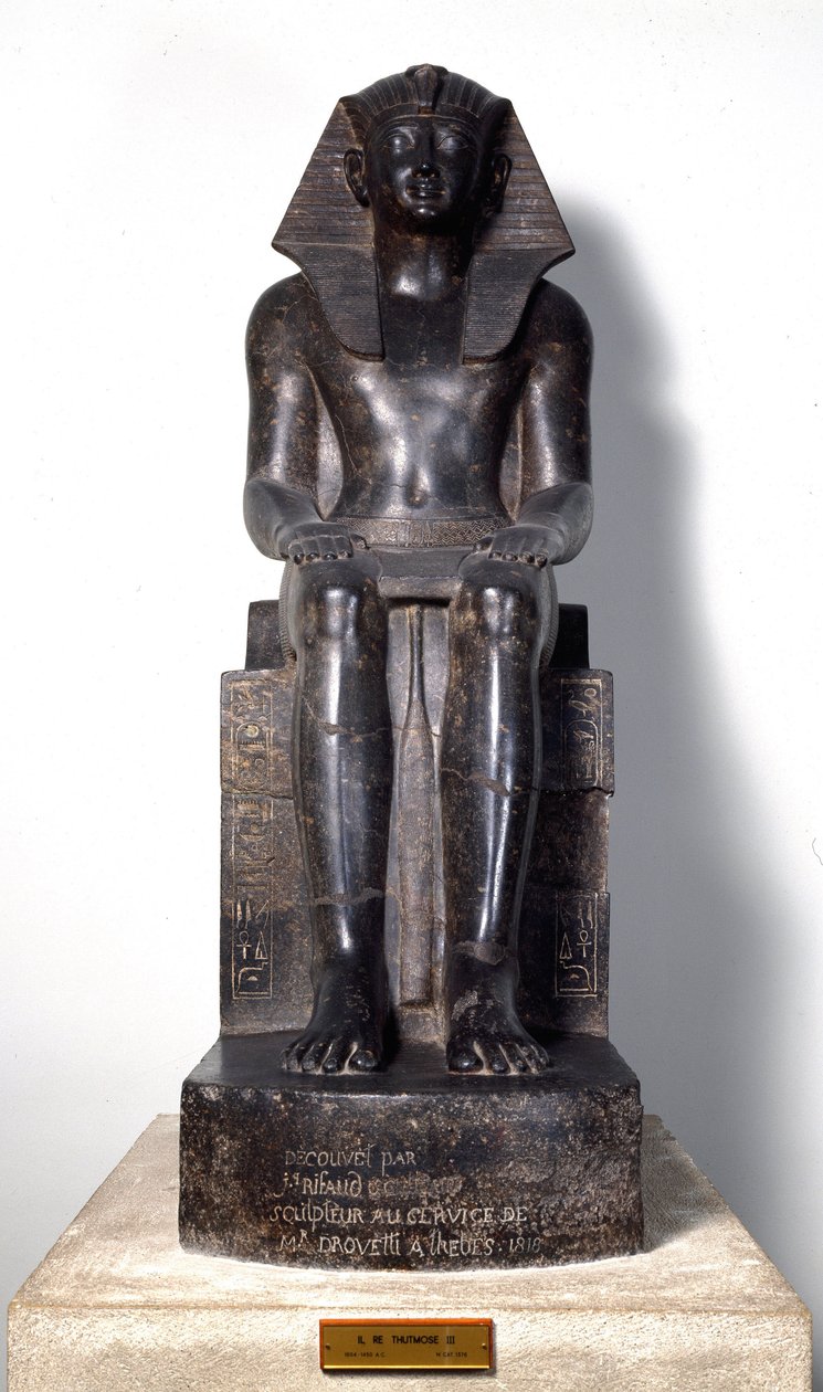 エジプトのアンティーク：エジプトのファラオ、トゥトモス3世（紀元前1504～1450年頃）を表すバサナイト製の彫刻。第18王朝時代。テーベ出身。トリノ、エジプト博物館 作： エジプト第18王朝