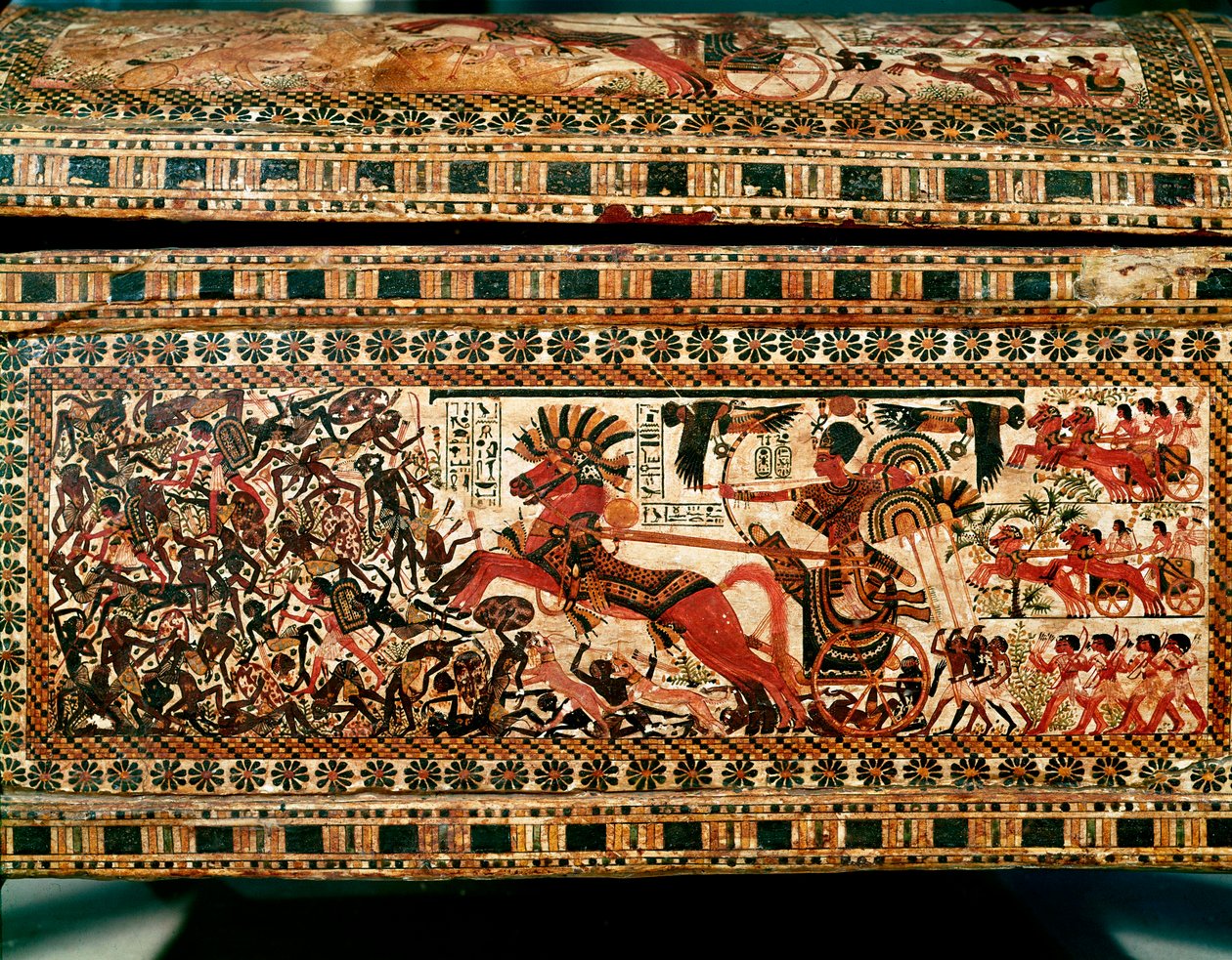 Ägyptische Antiquität: Kleine Holzschatulle mit Szenen, die Pharao Tutanchamun zeigen, wie er Nubier auf seinem Streitwagen jagt. 18. Dynastie. Aus dem Grab von Tutanchamun. Tal der Könige, Theben. Höhe 61 cm. Kairo, Ägyptisches Museum von Egyptian 18th Dynasty