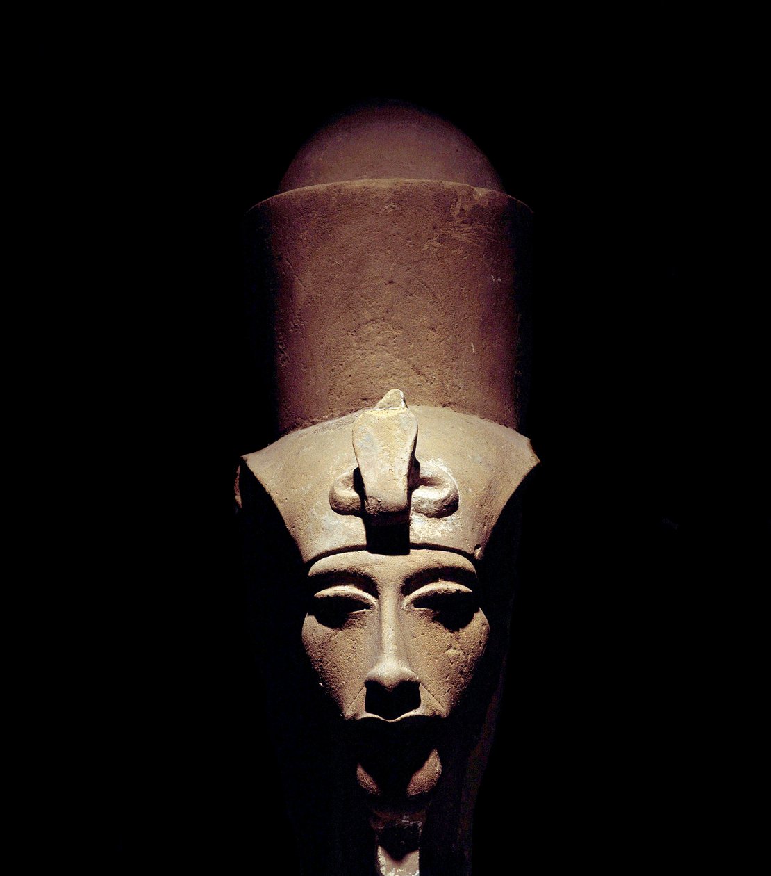 Ägyptische Antiquität: Statue von Amenhotep IV mit der Doppelkrone. Detail der Skulptur. Aus dem Tempel des Amun-Ra in Theben. Luxor-Museum, Ägypten von Egyptian 18th Dynasty