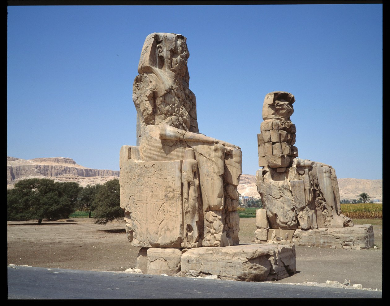 エジプトの古代遺跡：メムノンの巨像の眺め、新帝国時代のアメノフィス3世 作： エジプト第18王朝