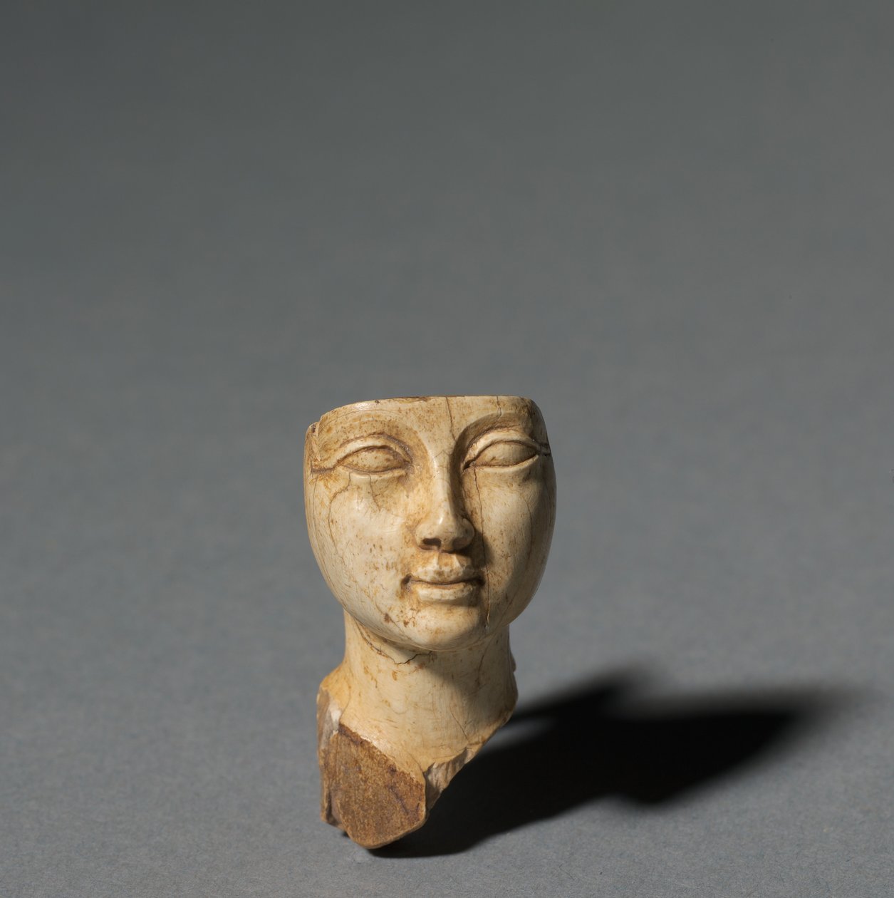 化粧品スプーンからの顔、紀元前1391-1353年 作： エジプト第18王朝