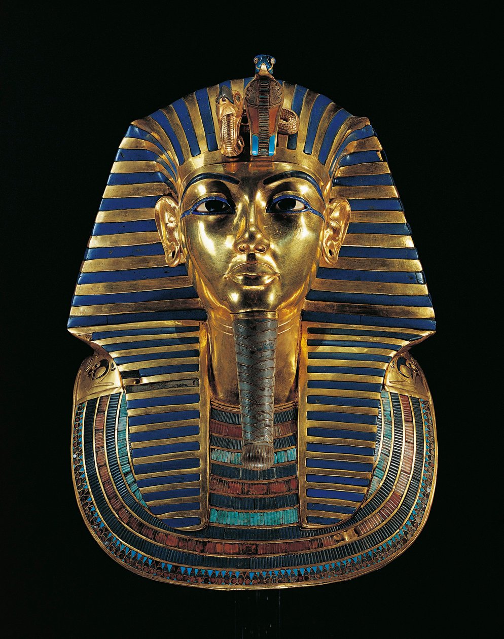 ツタンカーメン (紀元前 1347 年/紀元前 1338 年) の黄金の葬式マスクで、ラピスラズリ、黒曜石、ターコイズがはめ込まれています。 作： エジプト第18王朝