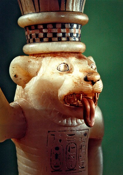 新王国時代、ツタンカーメンの墓から出土したレオモルフィック・アンギュント・ベース（アラバスター）（391031のディテール 作： エジプト第18王朝
