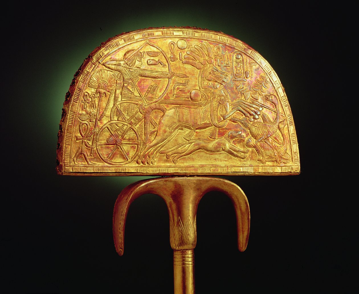 ツタンカーメンの墓からのダチョウの羽のファン（c.1370-1352 BC）新王国（板金で覆われた木材）（3975も参照） 作： エジプト第18王朝