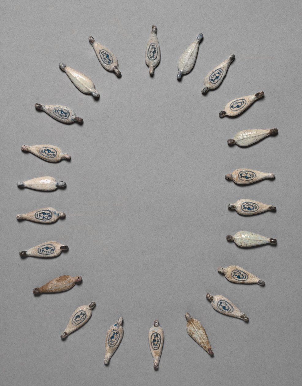 花弁型のビーズ、紀元前1391-1353年頃 作： エジプト第18王朝