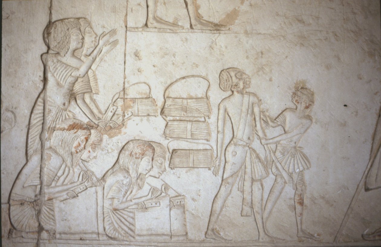 ホーレムヘブの墓（c.1323-1295 BC）ニューキングダム（壁画）（詳細については218337を参照）からの職場での書記を描いたレリーフ 作： エジプト第18王朝