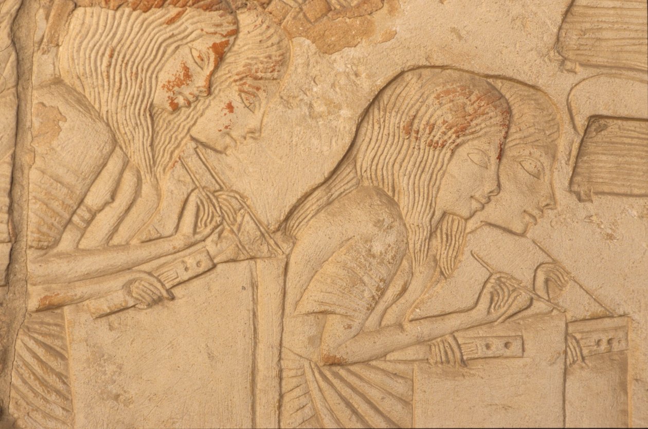 ホレムヘブの墓（c.1323-1295 BC）からの職場での書記を描いたレリーフ。 作： エジプト第18王朝