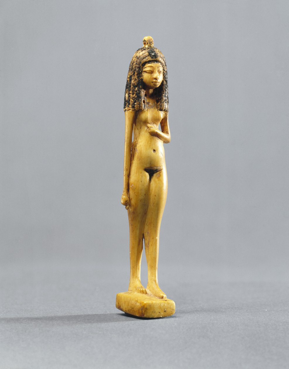 裸の少女の小像、ニューキングダム、紀元前1390- 1353年（象牙塗装） 作： エジプト第18王朝
