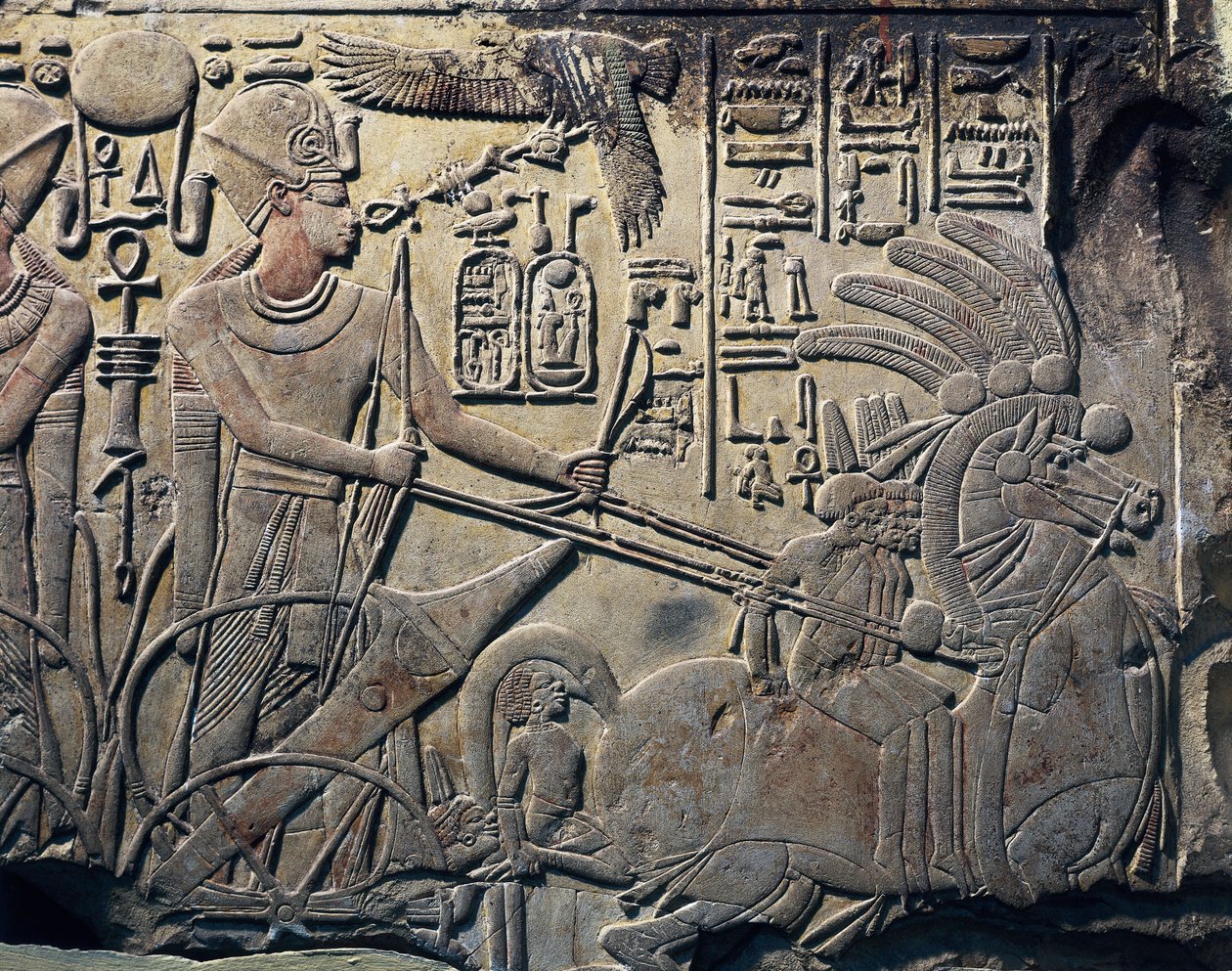 戦車を駆るアメンホテプ3世のステイル（紀元前1391～1353年石の彫刻。カイロ、エジプト博物館、カイロキナ、デイル・アル・バーリから。テーベ。 作： エジプト第18王朝