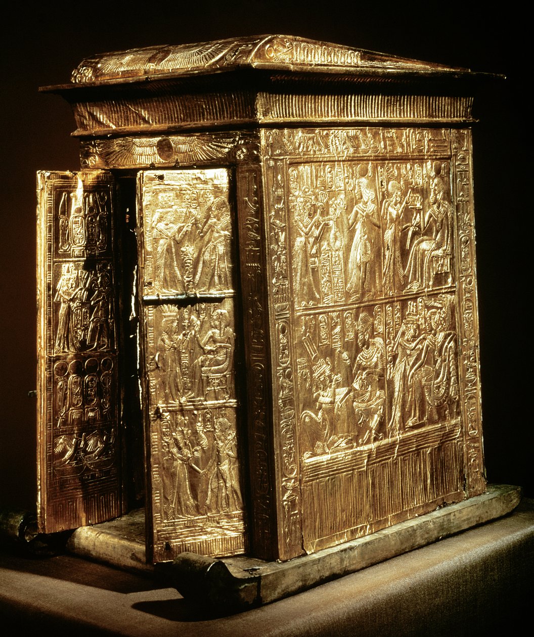 ツタンカーメンの黄金の神社（紀元前1370〜52年）の新王国（板金で覆われたジェッソで覆われた木材） 作： エジプト第18王朝