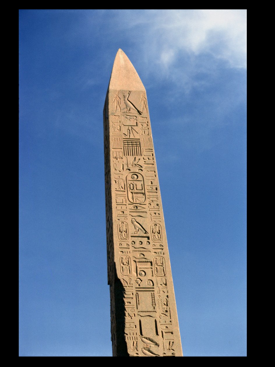 アメンの偉大な神殿、カルナック神殿、ニューイングランドのツボシスI（1504-1492紀元前）のオベリスク 作： エジプト第18王朝