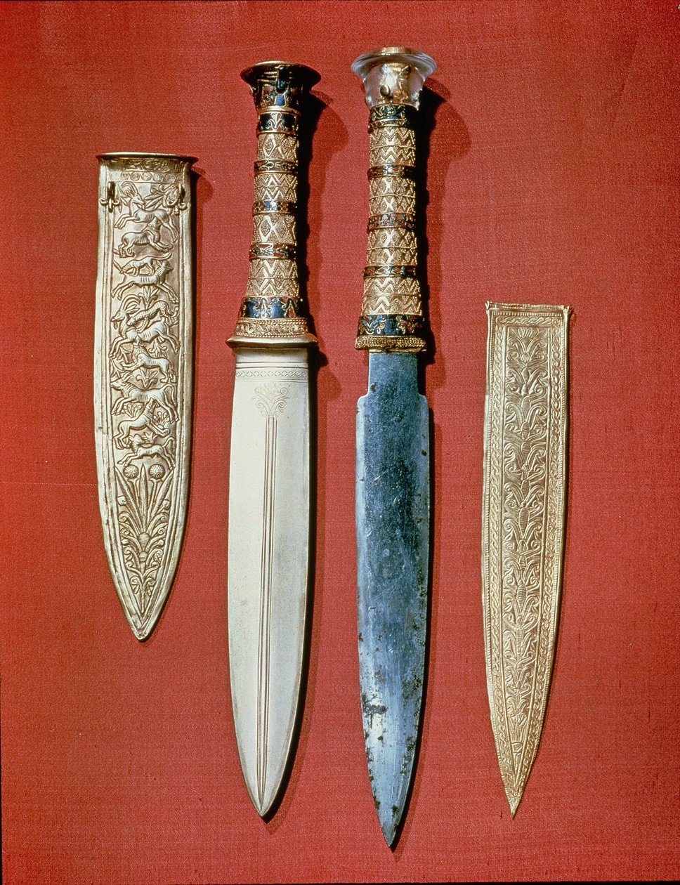 ツタンカーメンの墓からの2つの短剣王（c.1370-52 BC）新王国（金と鉄） 作： エジプト第18王朝